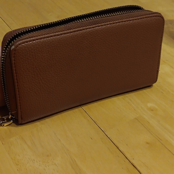 BCBG Paris Brown Pebbled Leather Long Wallet EUC 😍 - Picture 5 of 5